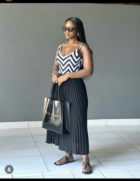 Long Skirt With Shirt Classy, Plaited Skirt Outfit, Plaited Skirt, Long Skirt With Shirt, Skirt With Shirt, Styling Skirts, Printed Skirt Outfit, Cute Professional Outfits, Chic Outfits Classy