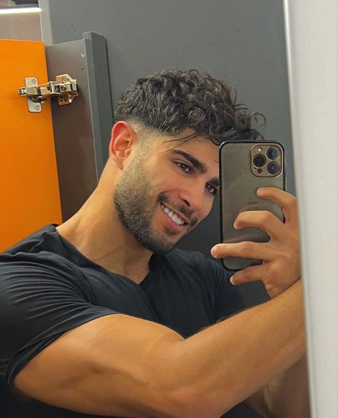 Side Hair Men, Faded Beard Styles, Male Hairstyle, Boyz Dpz, Hair Dressers, Young Men Haircuts, Taper Fade Curly Hair, Mexican Man, Men Haircut Curly Hair