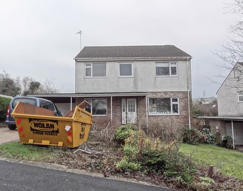 blee halligan breathes new life into 'ugly house' in south wales House Facelift, 60s House, Home Styles Exterior, Exterior House Remodel, House Redesign, Outside Design, Home Exterior Makeover, House Outside, Tv Program