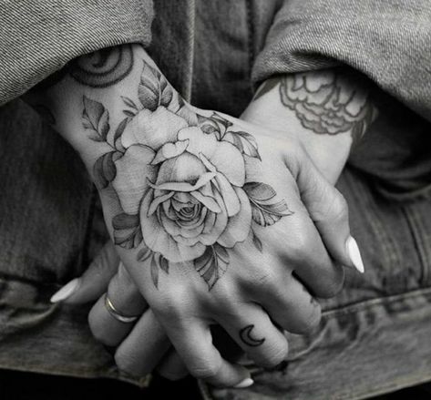 Life Tattoo Ideas, Wrist Hand Tattoo, Female Tattoo Designs, Tattoo Main, Floral Back Tattoos, Full Hand Tattoo, Rose Hand Tattoo, Tattoo Anime, Henna Inspired Tattoos