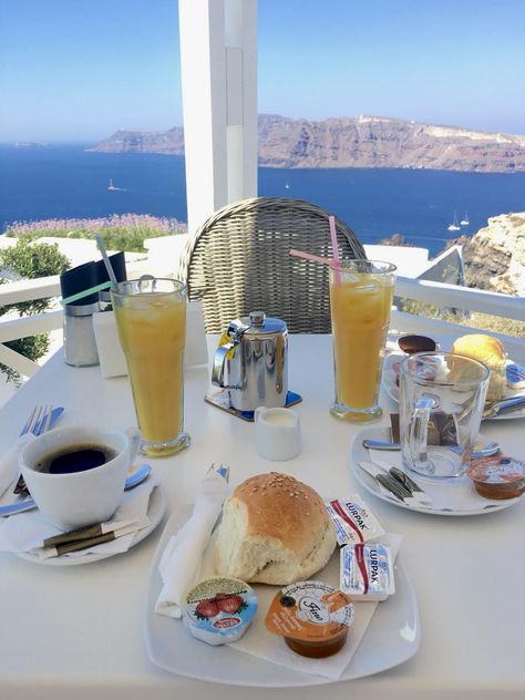 Breakfast In Greece, Greece Breakfast, Santorini Cafe, Santorini Food, 2023 Lifestyle, Greece Culture, Grad Trip, Greece Food, Oia Santorini Greece