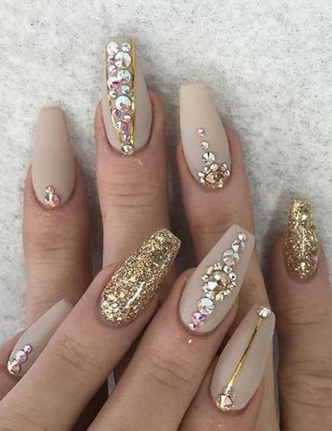 I extremely like a golden color and I think it can elevate each combination, and even do the simplest glamorous. Ongles Beiges, Colorful Nails, Ballerina Nails, Nail Art Rhinestones, Prom Nails, Nails Coffin, Fabulous Nails, Glitter Nail Art, Nail Inspiration