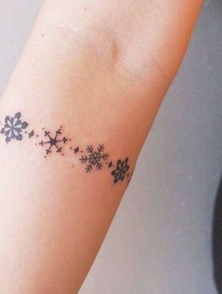 Snowflake armband tattoo #wintertattoo Winter Tattoos, Snowflake Tattoos, Berg Tattoo, Snowflake Tattoo, Christmas Tattoos, Winter Tattoo, 12 Tattoos, Snow Flake Tattoo, Tattoo Zeichnungen