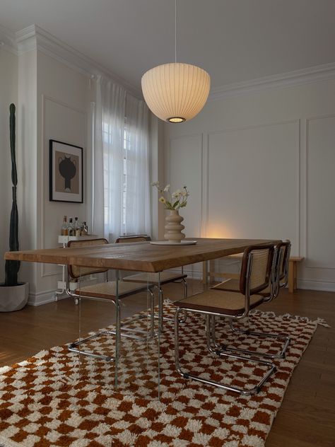 Dining Room Checkered Rug, Checkered Rug Dining Room, Chequered Rug, Checkered Rug Living Room, Thrift Wishlist, Urban House, Apartment Dining Room, Apartment Dining, Interior Design Rugs