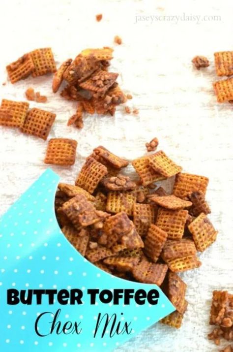 Butter Toffee Chex Mix {Christmas Crack Chex Mix} - Jasey's Crazy Daisy Reindeer Food Recipe, Chex Recipes, Chex Mix Christmas, Muddy Buddy, Snack Mixes, Salted Nuts, Chex Mix Recipes, Muddy Buddies, Butter Toffee