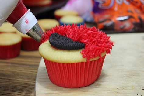 Elmo Birthday Cake, Sesame Street Cupcakes, Elmo Cupcakes, Elmo Cookies, Elmo Cake, Cupcake Tutorial, Elmo Birthday Party, Second Birthday Ideas, Sesame Street Birthday Party