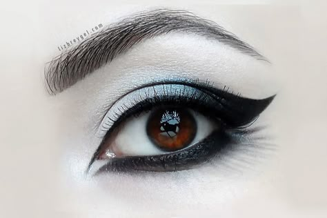 Elegant Gothic Makeup, Subtle Goth Makeup Looks, Gothic Eye Makeup Hooded Eyes, Elder Goth Makeup, Simple Gothic Makeup Looks, Gothic Makeup Simple, Witchy Makeup Looks Everyday, Easy Goth Eye Makeup, Simple Goth Eye Makeup