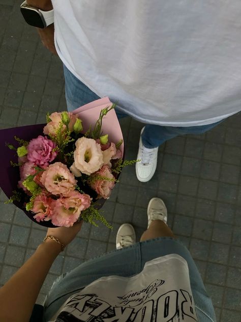 Couples Flowers Aesthetic, Flowers Couple Aesthetic, Couple Goal Flowers, Good Healthy Relationship, Getting Flowers Aesthetic Couple, Me Asthetic Picture, Love Asethics Pics, Getting Flowers From Him Aesthetic, Subtle Relationship Photos