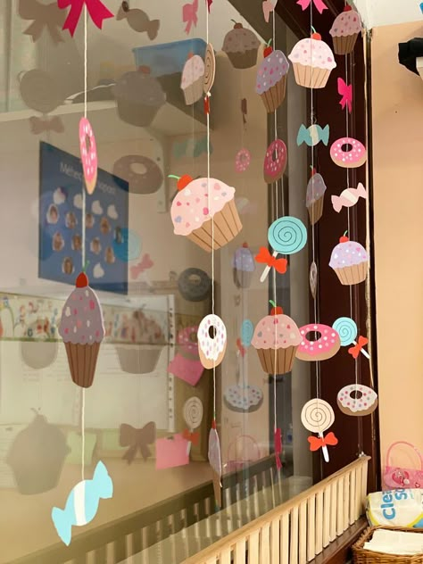 Kindergarten Diy Decoration, Candy Theme Birthday Party Decorations Diy, Candy Shop Window Display, Birthday Window Display, Stall Decoration Ideas Fair, Candyland Garland, My School Craft, Candy Theme Classroom, Diy Candyland Decorations