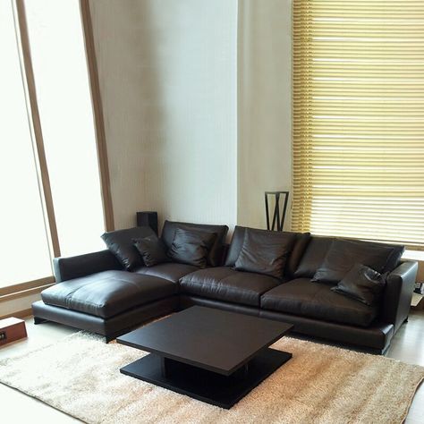 Black Modern Leather Couch, Black Sofa Aesthetic, Leather Couch Living Room Modern, Black Sectional Living Room, Black Leather Sofa Living Room, Couch Design Modern, Black Leather Couch Living Room, Nordic Style Fashion, Black Sofa Living Room Decor