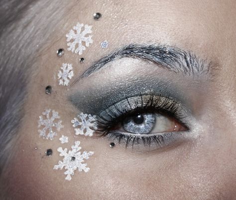 ice blue makeup | ... to suit the look better! I haven't altered anything in the makeup Snow Queen Makeup, Holiday Makeup Christmas, Ice Makeup, Carnaval Make-up, Fantasy Make-up, Christmas Makeup Look, Queen Makeup, Smink Inspiration, Fairy Makeup