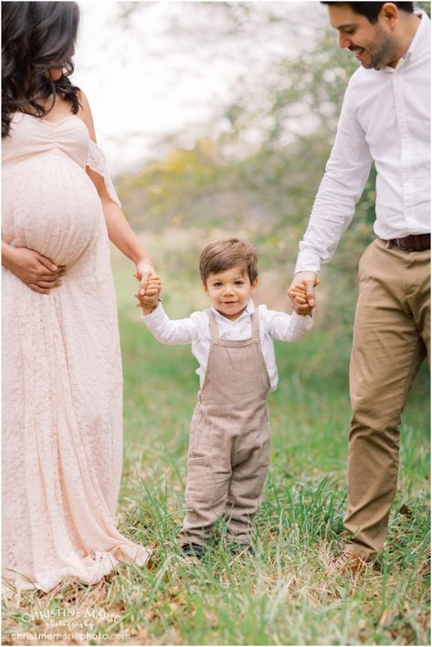 Diy Maternity Family Photos, Family Maturity Pictures, Maternity Shoot With Big Brother, Maternity Photography With Sister, Maternity Photography Big Brother, Family Of Three Maternity Photoshoot, Family Photos With Pregnant Mom, Field Maternity Pictures Family, Summer Maternity Photos With Toddler