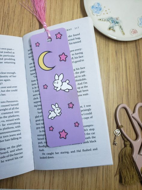 Sailor Moon Bookmark, Bookmark Design Art, Knowledgeable Facts, Moon Bookmark, Hand Art Kids, Bookmarks Diy, Handmade Bookmarks Diy, Bee Shop, Easy Mandala Drawing