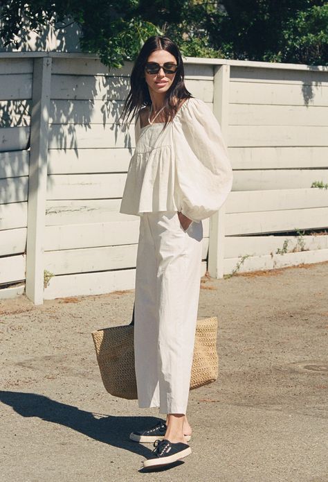 White Cotton Blouse Outfit, Cotton Blouse Outfit, Balloon Sleeves Blouse, Ciao Lucia, White Flowy Top, White Linen Blouse, European Summer Outfits, Fashion 101, Casual Chic Outfit