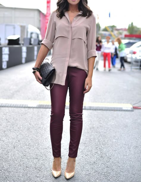 burgundy leather pants Burgundy Leather Pants Outfit, Burgundy Leggings Outfit, Outfit Pantalon Vino, Burgundy Leather Pants, Burgundy Pants Outfit, Burgundy Outfits, Wine Pants, Burgundy Trousers, Maroon Pants