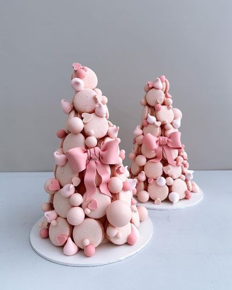 Diy Macaron Stand, Macarons Tower, K Cake, Macaron Decoration, Macaron Stand, Macaron Art, Macaroon Tower, Donut Birthday Cake, Strawberry Macaron