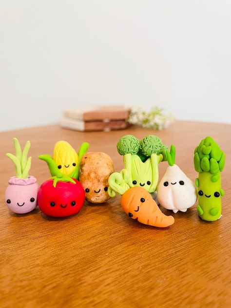 Clay Vegetables, Food Magnets, Clay Tray, Polymer Clay Magnet, Fimo Ideas, Gifts For Gardeners, Clay Magnets, Air Dry Clay Projects, Clay Diy Projects