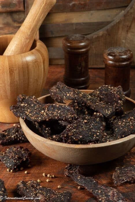 Biltong is a ubiqutious snack in South Africa. Yes, you can make it at home. #biltong #southafricanfood #southafrica Guilt Free Snacks, South African Recipes, Giveaway Time, Beef Jerky, Cured Meats, African Food, Yummy Snacks, South African, Healthy Snacks