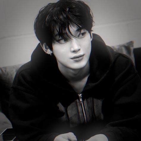 Sunoo Manly Icon, Sunoo Icons Manly Mode, Sunoo In Black, Sunoo Masculine, Sunoo Black And White, Sunoo Black Hair, Sunoo Dark Icons, Sunoo Manly, Sunoo Black