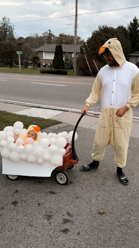 Wagon turned bubble bath halloween costume. Rubber ducks halloween costume for toddler/baby Duck Bubble Bath Costume, Baby Duck Halloween Costume, Rubber Ducky Halloween Costume, Family Duck Costume, Rubber Duck Halloween Costume, Bubble Bath Halloween Costume, Stroller Costumes For Babies, Bath Halloween Costume, Halloween Costumes With Wagon