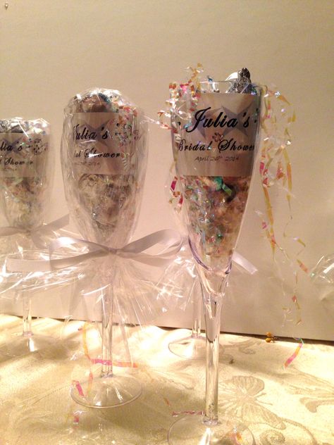 Champagne glass with Hershey kisses favor Champagne Glass Favors, Hershey Kisses Favors, Cotton Candy Glitter, Hippy Goth, Goth Vibes, Glitter Bomb, Ideas For Food, Platinum Jubilee, Wedding Theme Colors