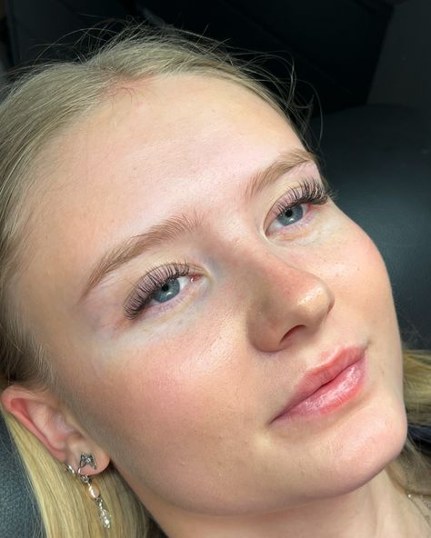 Classic lashes | Open doll eye mapping Til classic lashes bruges 1:1 metoden. Ét hår sættes på én naturvippe og giver dette flotte naturlige look. Her ønskede kunden at gå lidt længere, da hun selv har lange natur vipper🤩 Book tid til dit sæt vipper via linket på proflien 📲 #beautybynk #svendborg #eyelashextensions #classiclashes #vipper Doll Eye Mapping, Eye Mapping, Doll Lashes, Classic Lashes, Glow Up?, Lashes