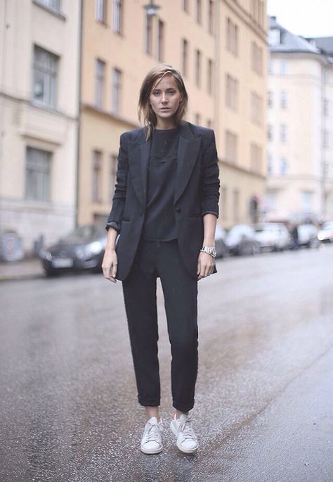 All Black suit X Stan Smith Outfit Nero, Core Wardrobe, Emmanuelle Alt, Style Casual Chic, Grey Suit, Looks Black, Black Suit, Minimal Chic, Black Trousers