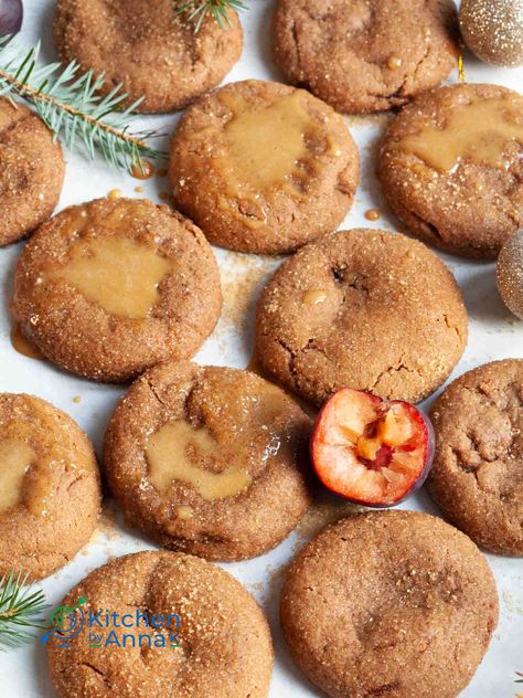 Gingerbread cookies stuffed with plum jam - Kitchen by Anna K Stuffed Gingerbread Cookies, Plum Cookies, Gingerbread Cookie Dough, Cookies Stuffed, Low Carb Meats, How To Make Gingerbread, Holiday Baking Recipes, Jam Cookies, Plum Jam