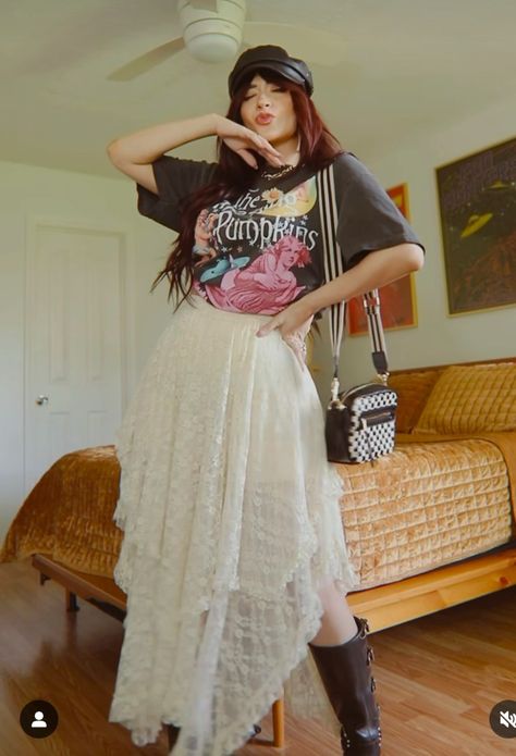 Band Tee Outfits Summer, Boho Outfits Bohemian, Band Tee Outfits, Long White Skirt, 70s Inspired Outfits, Tee Outfits, White Skirt Outfits, Hippie Grunge, Plus Size Baddie Outfits