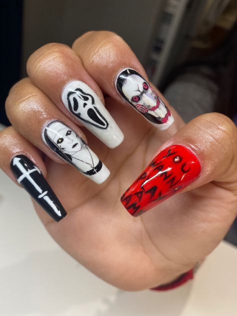 The nun, ghost face and saw. Spooky nails The Nun Halloween Nails, Horror Film Nails, Micheal Myers Nail Designs, Halloween Horror Nights Nails, Horror Movie Nails Halloween, Saw Nails Halloween, Horror Themed Nails, Scary Movie Nails, Coffin Halloween Nails