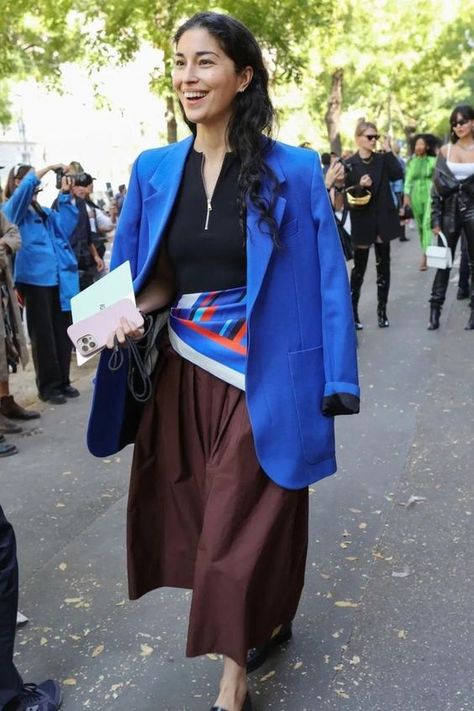 Brown Suede Boots Outfit, Shawl Outfits, Brown Belt Outfit, Brown Suede Jacket Outfit, Cozy Fall Outfits Aesthetic, Cute Fall Outfits Aesthetic, Street Style Spring 2023, Suede Skirt Outfit, Strong Outfit