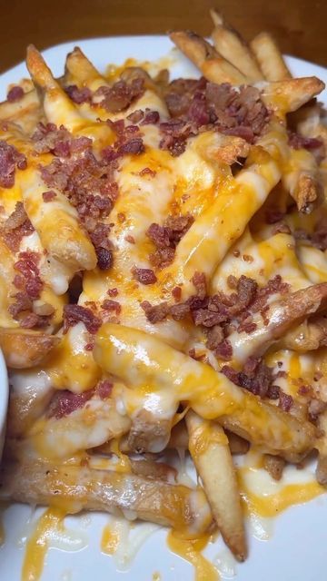 How To Make Loaded Fries, Loaded Chips, Loaded Cheese Fries, Loaded French Fries, Loaded Fries Recipe, Cheesy Food, Food Fries, Best French Fries, Bacon Fries