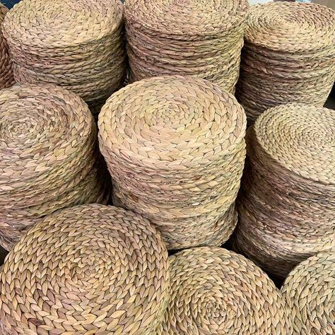 Wicker Placemats Wedding, Rattan Placemats, Wicker Placemats, Natural Placemats, Diy Placemats, Woven Placemats, Hand Woven Baskets, Table Ronde, Round Design