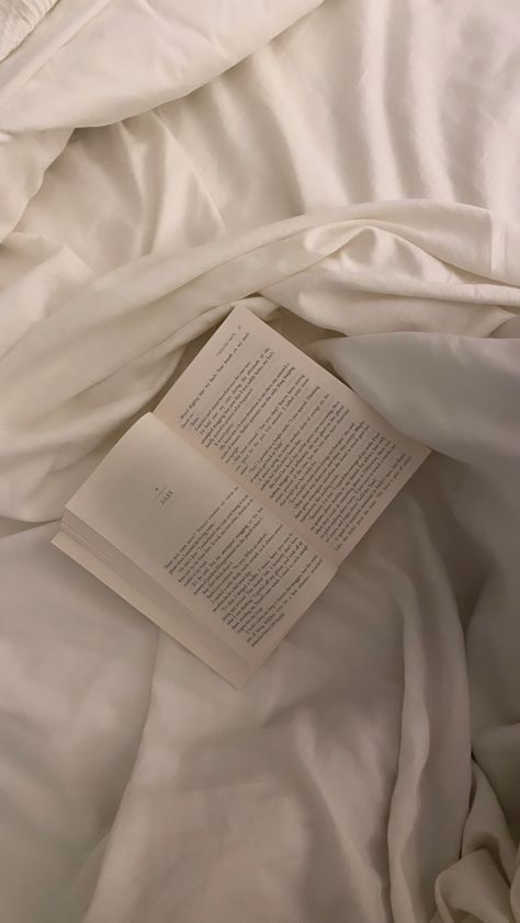 book, twisted hate, reading, book on bed sheets, aesthetic, clean girl energy, tidy, booktok, smut, chapters, night time reading Bed Messy Aesthetic, Books And Bed, Clean Sheets Aesthetic, Bedsheets Aesthetic Wallpaper, Reading Before Bed Aesthetic, Book On Bed Aesthetic, Book In Bed Aesthetic, Aesthetic Bed Pictures, Books On Bed