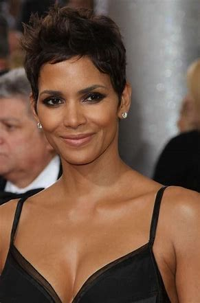 Hairstyle Tips for Diamond Face Shape — Radiant Image Halle Berry Makeup, Halle Berry Short Hair, Halle Berry Pixie, Halle Berry Hairstyles, Hallie Berry, Hally Berry, Halle Berry Style, Super Short Haircuts, Hairstyle Tips