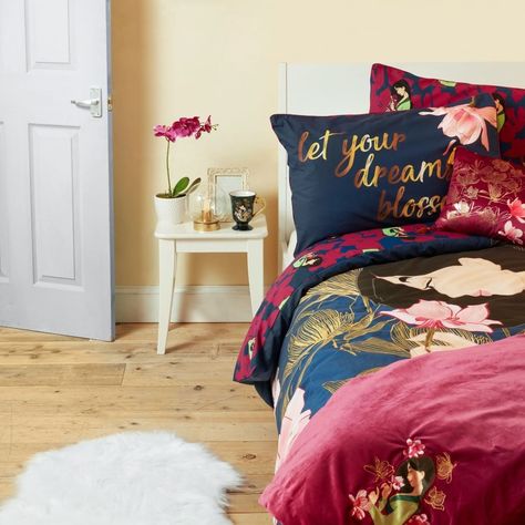 Primark on Instagram: “Best song in Mulan? Go 👇 Double Bedding £18/€20, Cushion £7/€8, Throw £6/€8 (Available in: 🇬🇧🇩🇪🇳🇱🇦🇹🇧🇪🇮🇪🇫🇷🇮🇹🇪🇸🇵🇹) #Primark #PrimarkHome…” Primark Home, Creative Kids Rooms, Disney Home Decor, Disney Decor, Disney Home, Kids Corner, Diy Hacks, Mulan, Double Beds