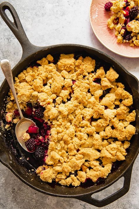 This classic apple and blackberry crumble is taken to the next level by infusing the crumble topping with brown butter. Blackberry Crumble Recipe, Barn Conversion Kitchen, Humble Crumble, Recipe With Oats, Oat Crumble Topping, Cheap And Easy Meals, Aldi Meal Plan, Blackberry Crumble, Aldi Recipes