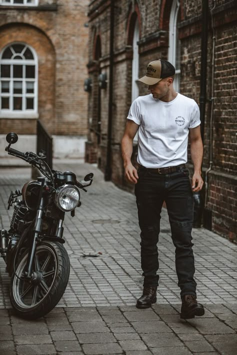 Classic Motorcycle Outfit, Men’s Biker Fashion, Biker Street Style, Biker Mens Fashion, Men’s Motorcycle Fashion, Men’s Biker Style, Motorcycle Men Outfit, Cafe Racer Style Men, Biker Look Mens