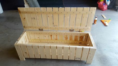 Pallet Bench With Storage, Diy Garden Storage Bench, Diy Patio Storage Bench, Outdoor Bench With Storage, Diy Outdoor Coffee Table, Crate Ottoman, Patio Storage Bench, Diy Footstool, Wooden Garden Storage