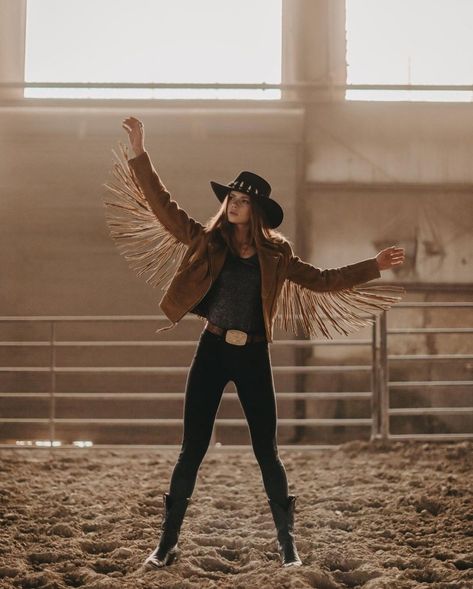 Wild West Outfits For Women, Saloon Photoshoot, Wild West Aesthetic Outfit, Goth Cowboy Aesthetic, Dressy Cowgirl Style Outfits, Western Grunge Style, Cowboy Photoshoot, Country Grunge, Wild West Outfits