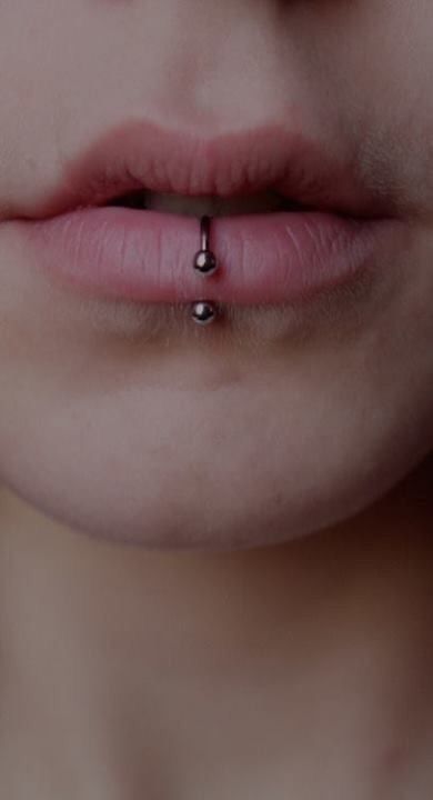 Moodboard : central labret piercing (sorry i didn’t find more good pic ://) Central Labret, Labret Piercing Ring, Lip Piercing Labret, Labret Ring, Tattoo Zeichnungen, Face Piercings, Labret Piercing, Facial Piercings, Cute Piercings