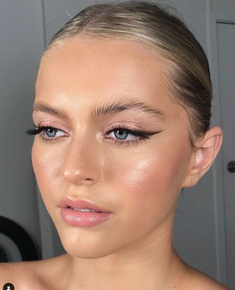 Makeup Wings, Cream Blushes, Winged Eyeliner Makeup, Bridal Make Up, Celebrity Makeup Looks, Classic Makeup, Smink Inspiration, Liquid Blush, Bridal Makeup Looks