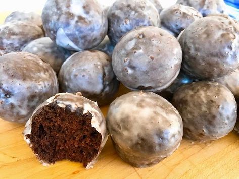 Donut Hole Recipe Baked, Chocolate Donut Holes, Baked Donut Holes, Donuts Chocolate, Chocolate Doughnuts, Doughnut Holes, Chocolate Donut, Pampered Chef Recipes, Donut Holes