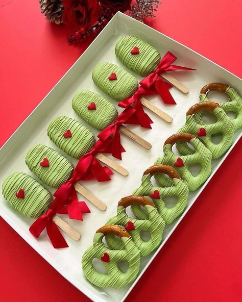 Christmas Themed Desserts, Grinch Cake, Christmas Strawberry, Christmas Sweet Treats, Xmas Desserts, Chocolate Covered Strawberries Bouquet, Cake Pop Decorating, Xmas Treats, Christmas Cake Pops