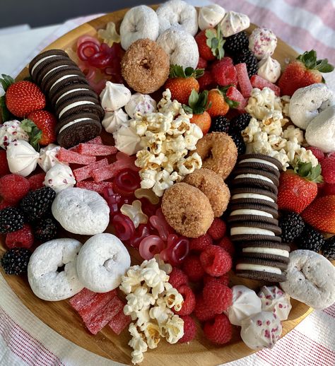 Desert Charcuterie Board Valentines Day, Sweet Charcuterie Board Candy, Bakery Charcuterie Board, Junk Food Charcuterie Board, Dessert Grazing Platter, Sweet Platter Ideas Parties, Donut Charcuterie Board, Dessert Board Platter, Donut Platter