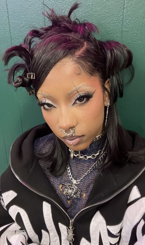 Y2k Black Women Hairstyles, Aliyahcore Makeup, Emo Punk Hair, Poc Goth Pfp, Black Alternative Hairstyles, Goth Hairstyles Black Women, Short Hair Styles Alt, Afro Punk Makeup, Teased Hair Goth