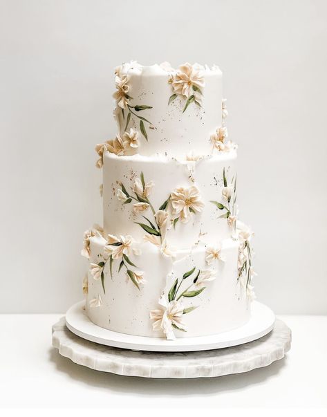 Cake With Leaves Decoration, White And Sage Green Wedding Cake, Spiritual Ceremony, Wedding Cakes And Cupcakes, Wedding Cake Fresh Flowers, Single Tier Cake, Green Wedding Cake, Tall Cakes, Floral Wedding Cake