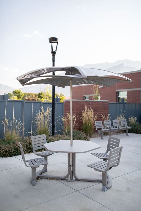 Outdoor table and chair seating with a sunshade, featuring powdercoated aluminum. Restaurant Exterior Design, Outdoor Seat Pads, Coffee Chairs, Community Table, Restaurant Exterior, Business Environment, Outdoor Tables And Chairs, Garden Products, Outdoor Seat