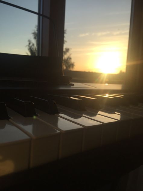 aesthetic piano Piano Cover Photo, Piano Playlist Cover, Piano Sunset, Piano Aesthetic Wallpaper, Pianist Aesthetic, Pianist Girl, Aesthetic Piano, Keyboard Aesthetic, Popular Piano Sheet Music