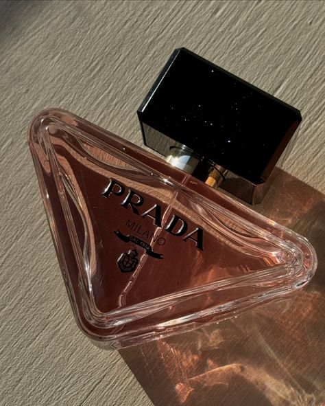 pink for wednesday 🌸🎀 Prada Paradoxe Eau de Parfum @pradabeauty top notes : bergamot, tangerine, pear accord heart notes : neroli, orange flower, jasmine sambac base notes : amber, benzoin, vanilla, white musk the perfect balance of floral and freshness with subtle sweetness of vanilla and amber musk notes. Possibly one of the most wearable and versatile fragrances. The vanilla as a base note under the light and delicate floral citrus notes of neroli and bergamot is perfect for the ‘smell... Fragrance Aesthetic, Flower Jasmine, Jasmine Sambac, Amber Musk, Heart Notes, Under The Lights, Orange Flower, Orange Flowers, Pear